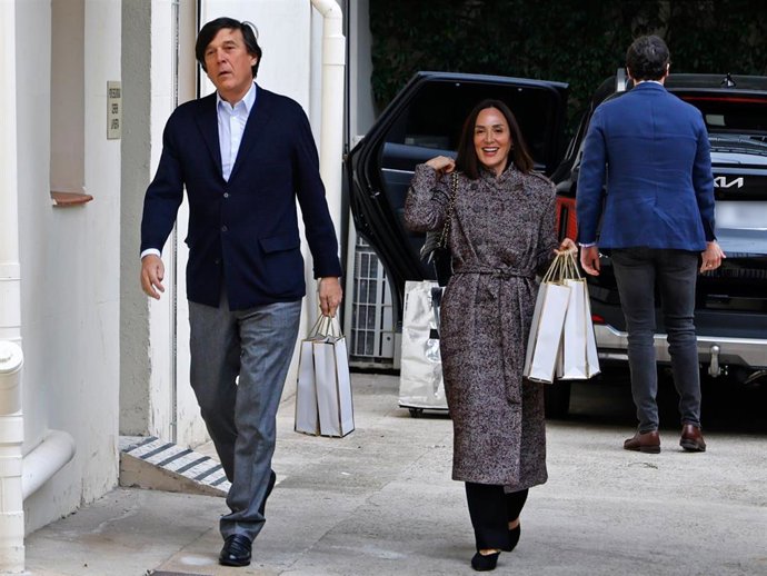 Tamara Falcó y su hermano Manolo regalan vino a la prensa a su llegada a la tradicional comida familia de Navidad