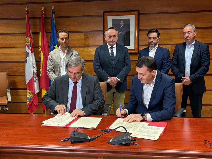 Un momento de la firma del acuerdo.