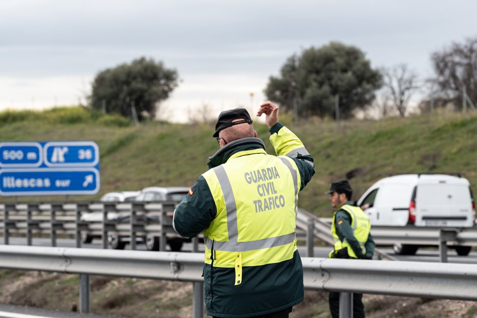 Un agente de la Guardia Civil controla el tráfico en Illescas, Toledo. 