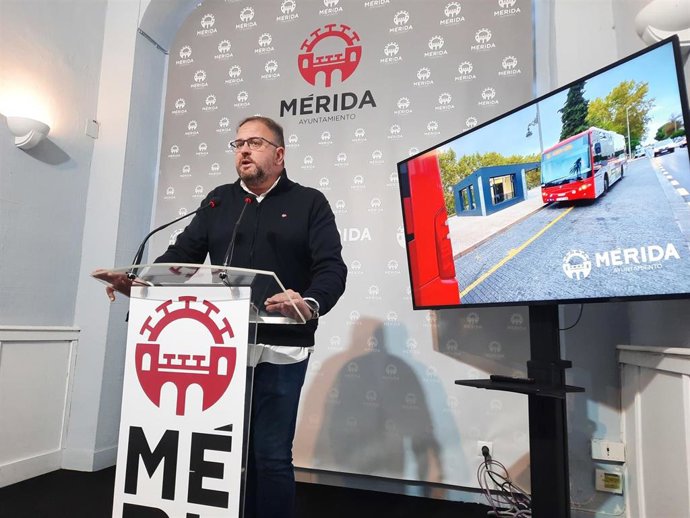 El alcalde de Mérida, Antonio Rodríguez Osuna, en rueda de prensa sobre el servicio de autobús urbano