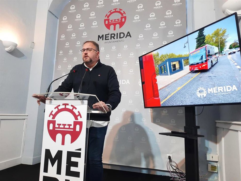 El alcalde de Mérida, Antonio Rodríguez Osuna, en rueda de prensa sobre el servicio de autobús urbano
