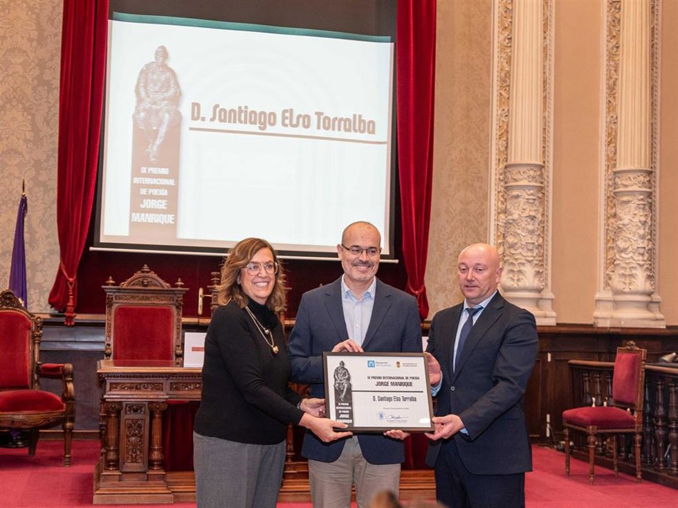 El ganador del IX Premio Internacional de Poesía entre la presidenta de la Diputación y el alcalde de Paredes de Nava.