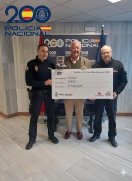 Acto de entrega del cheque solidario de la carrera 'Ruta 091' al responsable de Andex.