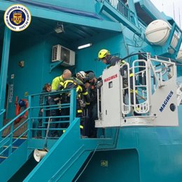 Efectivos de Bomberos y Policía Portuaria ayudan a desembarcar a los pasaajeros del buque averiado en Tarifa.