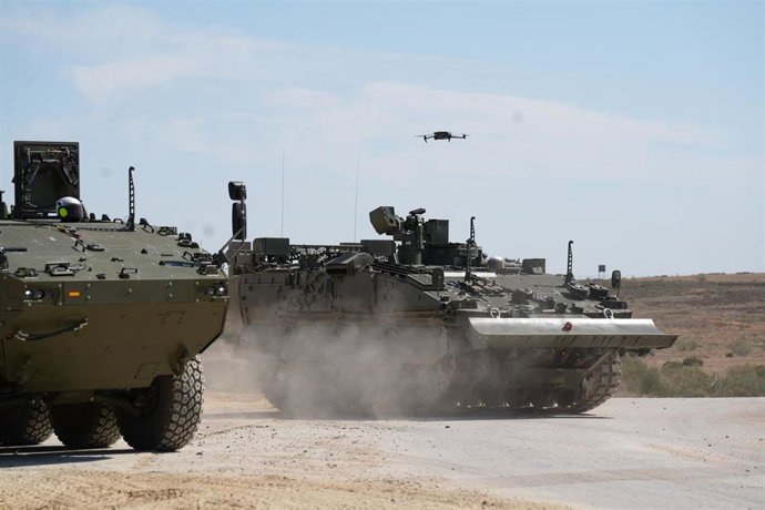 Archivo - Demostración dinámica  de los primeros Vehículos de Combate de Zapadores (VCZAP) “Castor” y Vehículos de Combate de Ruedas (VCR) 8x8 Dragón, que ha presenciado la  ministra de Defensa, Margarita Robles, en la  Fábrica de Santa Bárbara Sistemas, 