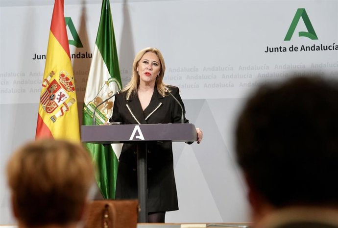 La consejera de Economía, Hacienda y Fondos Europeos de la Junta de Andalucía y portavoz del Gobierno, Carolina España, interviene en la rueda de prensa posterior a la reunión semanal del Consejo de Gobierno de la Junta de Andalucía. 