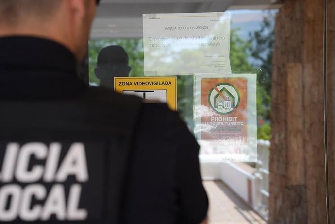 Archivo - Inspecciones de la Policía Local de Ibiza contra el alquiler turístico