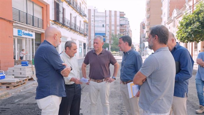 El alcalde de Sevilla y el edil de Urbanismo visitan las obras en Pagés del Corro, en una foto de archivo.