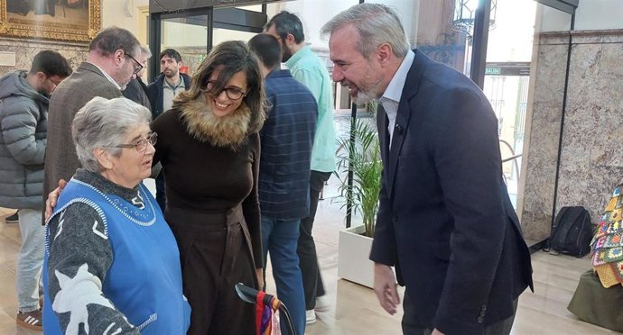 El presidente del Gobierno de Aragón, Jorge Azcón, visita la Casa Amparo de Zaragoza, junto a la consejera municipal de Políticas Sociales, Marian Orós, y una residente.