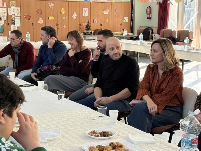 La secretaria general del PSOE Aragón, Pilar Alegría, ha compartido un café con personal y usuarios de ADISLAF.