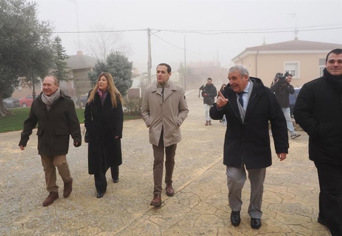 Raquel Alonso, Conrado Iscar Y José Ignacio Del Campo Durante La Visita A Valverde.