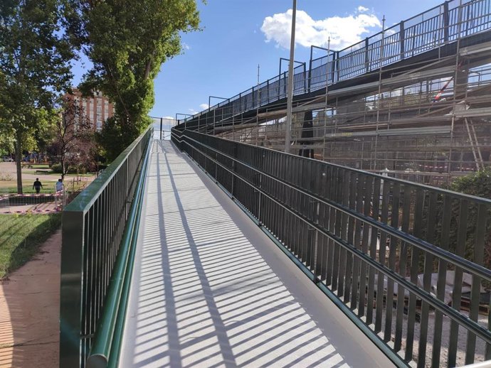 Archivo - La pasarela de Gonzalo de Berceo ha sido una de las obras finalizadas en est 2025