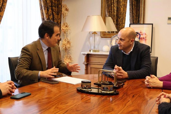 El consejero de Justicia, José Antonio Nieto, junto al alcalde de Archidona, Manuel Almohalla, en una imagen de archivo