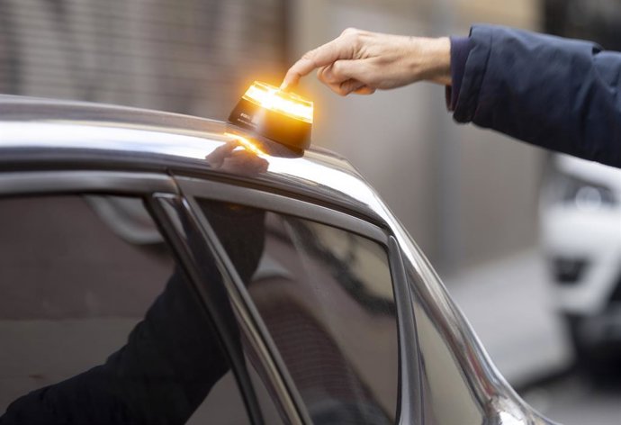 Archivo - Baliza V16 de emergencia para vehículos, a 21 de noviembre de 2025, en Madrid (España). La baliza V16 conectada será obligatoria a partir del 1 de enero de 2026 para señalizar averías o situaciones de emergencia en carretera, en sustitución de l