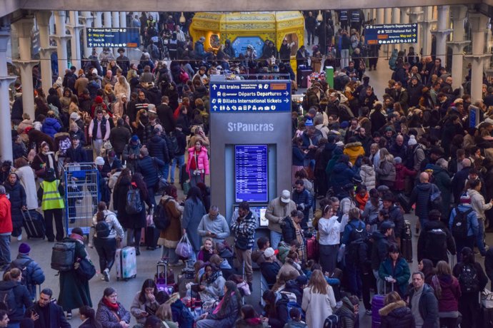 30 December 2025, United Kingdom, London: Crowds of travellers await information at the Eurostar terminal in St Pancras International station as Eurostar trains are cancelled following a power failure in the Channel Tunnel.