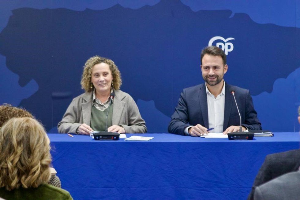 Archivo - La nueva secretaria general del PP de Asturias, Beatriz Llaneza, y el presidente del partido en la región, Álvaro Queipo.