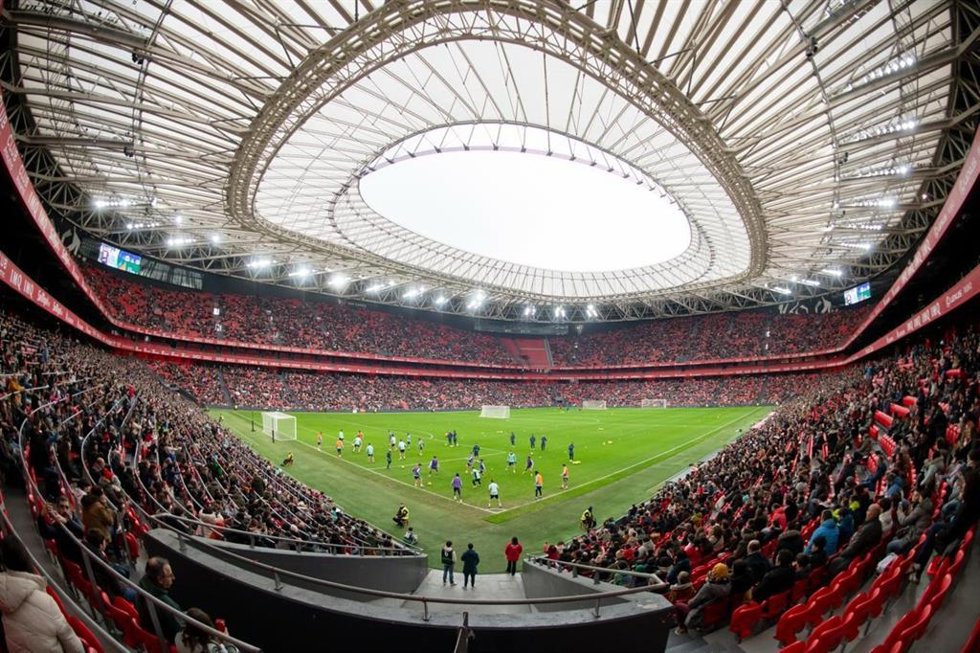 El Athletic se entrena en San Mamés ante más de 30.000 espectadores.