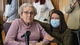 La consejera de Bienestar Social, Bárbara García, en la residencia de mayores 'Los Olmos' de Guadalajara.