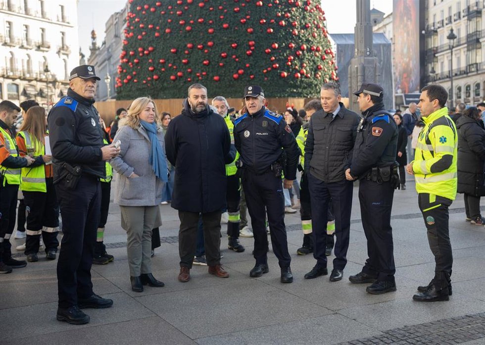 La vicealcaldesa de Madrid y delegada de Seguridad y Emergencias, Inma Sanz (2i), y el concejal del distrito de Centro, Carlos Segura (3i), dan a conocer el dispositivo de seguridad y emergencias diseñado por el Ayuntamiento 
