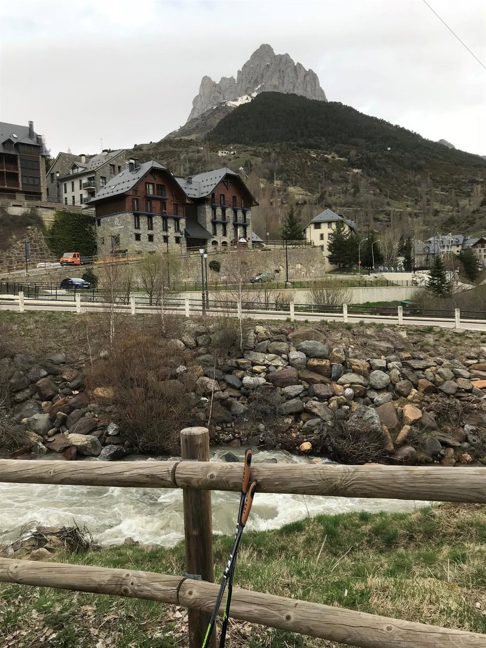 Archivo - Imagen de archivo de Sallent de Gállego con la Foratata al fondo