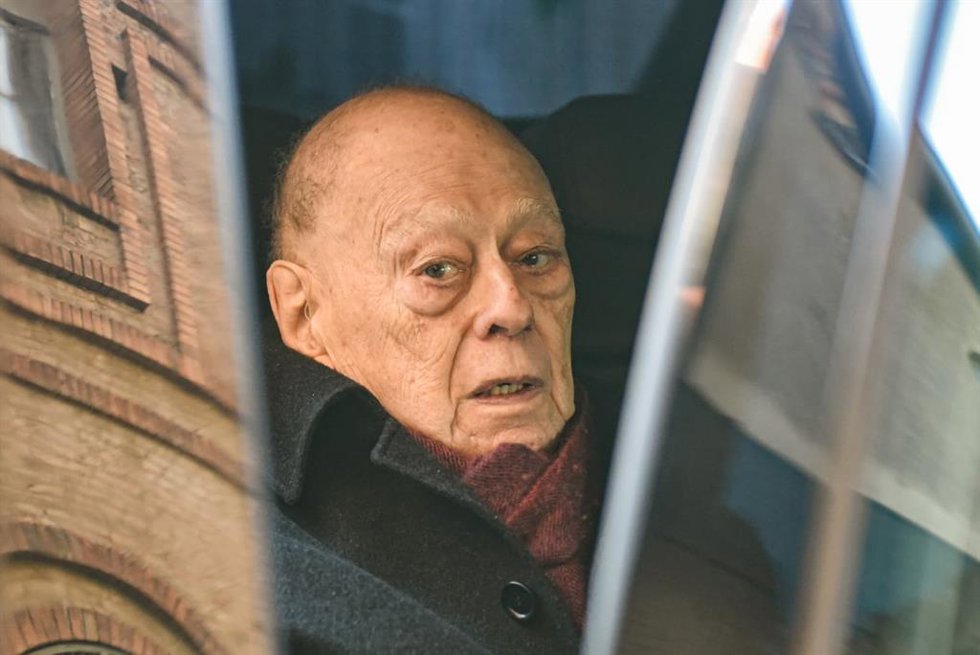 El expresidente de la Generalitat Jordi Pujol tras el funeral de Vilarrubí