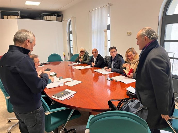 Los concejales José Ignacio Zarandona y Alberto Cuadrado conversan con representantes de los grupos de la oposición en el Consejo de Administración de VIVA.