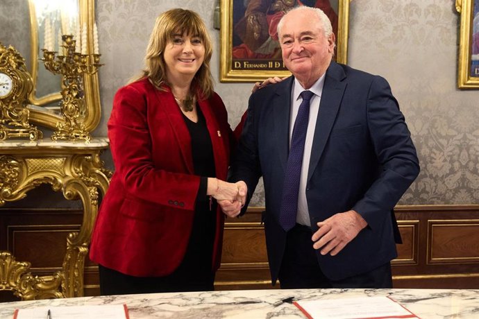 La vicepresidenta y consejera de Memoria y Convivencia, Acción Exterior y Euskera, Ana Ollo, y el presidente del Consejo Departamental de Pirineos Atlánticos, Jean Jacques Lasserre, en la renovación del convenio entre ambas regiones.