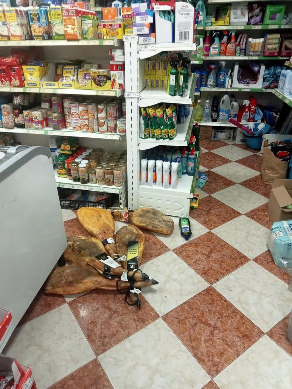 Los jamones que intentaron robar los detenidos.