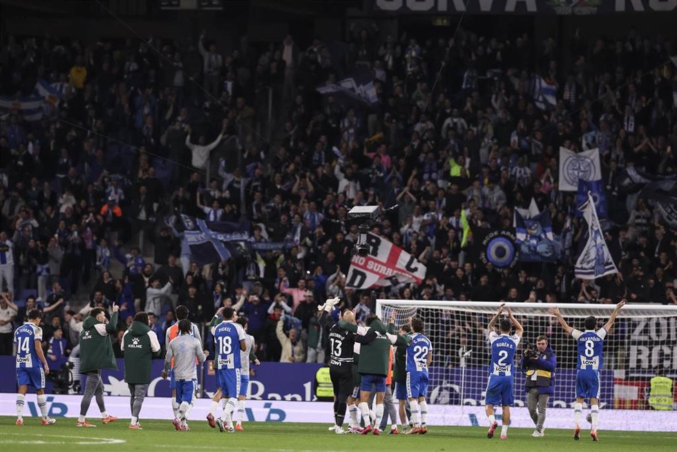 Jugadores del RCD Espanyol celebran una victoria con su afición en el RCDE Stadium