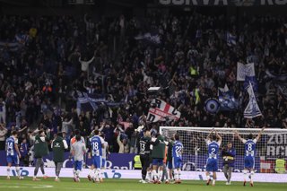 Players of RCD Espanyol celebrate with the fans after victory during the Spanish league, La Liga EA Sports, football match played between RCD Espanyol and Rayo Vallecano at RCDE Stadium on December 07, 2025 in Cornella, Barcelona, Spain.