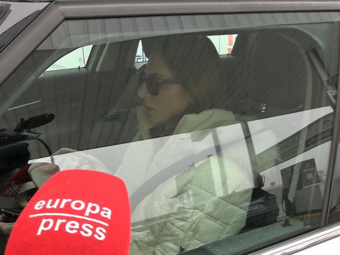 Irene Rosales, esquiva tras el abrazo de su novio Guillermo y Kiko Rivera en el cumpleaños de su hija Ana