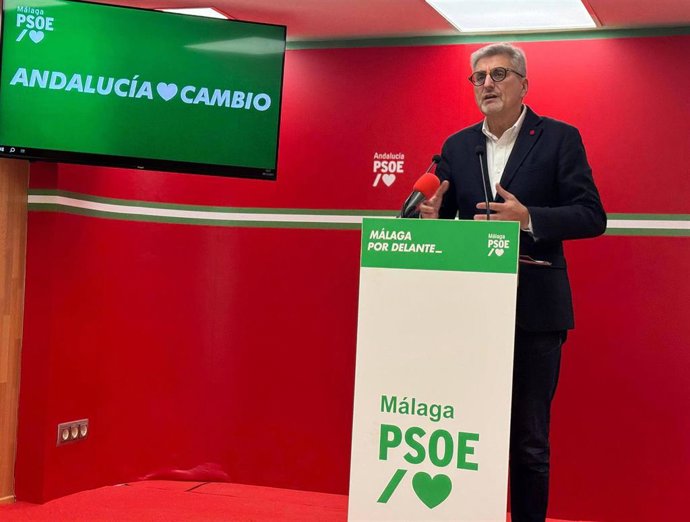 El secretario general del PSOE de Málaga, Josele Aguilar, en rueda de prensa de balance de 2025.
