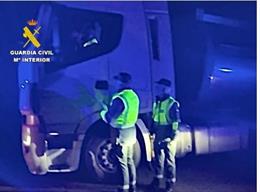 Momento en el que los agentes paralizaron el tráiler y realizaron las pruebas de alcoholemia al conductor.