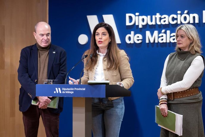 La diputada de Igualdad, Servicios Sociales y Familias, María Dolores Vergara, presenta la publicación 'Nuestros mayores nunca solos, conectados con su familia, su entorno social y el sistema público de servicios sociales'