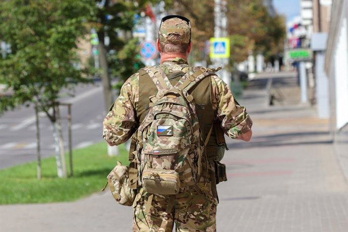 Archivo - RÚSSIA, BÉLGORODO - 14 de agosto de 2025: Um militar observa o local de um ataque de drone ucraniano