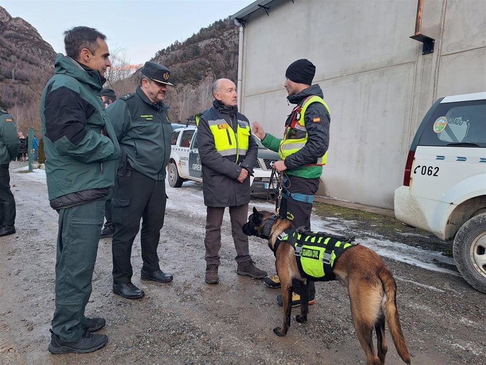 Parte del equipo de rescate tras el alud caído este lunes en la zona del balneario de Panticosa (Huesca)