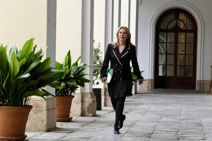 La consejera de Economía y portavoz del Gobierno, Carolina España, este martes antes del inicio de la rueda de prensa posterior a la reunión semanal del Consejo de Gobierno de la Junta de Andalucía.