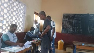 Un colegio electoral en la capital de Guinea, Conakry, durante las elecciones presidenciales del 28 de diciembre de 2025, las primeras desde el golpe de Estado de 2021 (archivo)