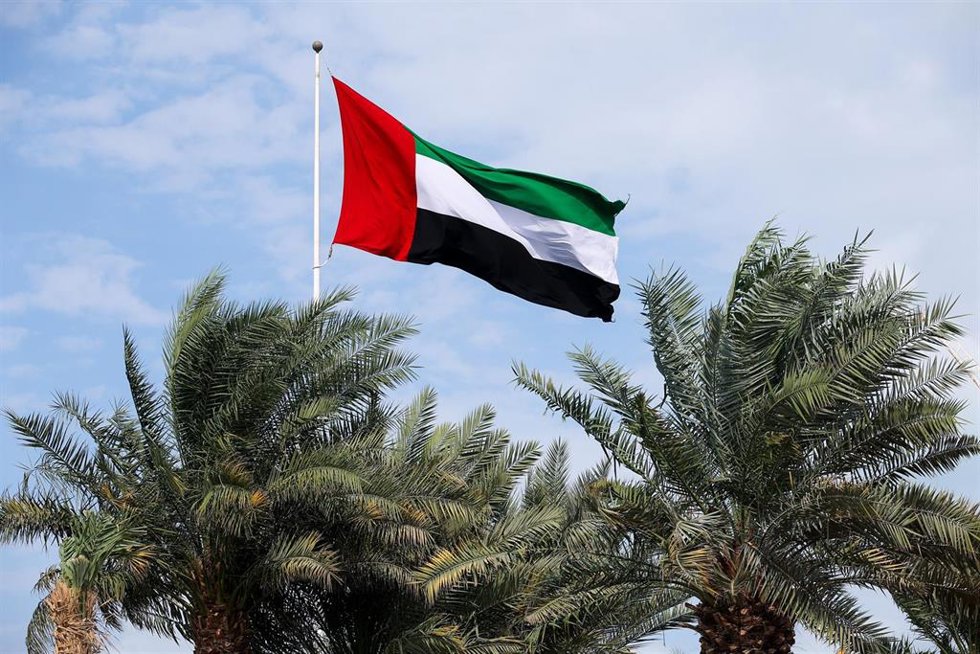 Bandera de Emiratos Árabes Unidos (EAU) en Abu Dabi (archivo)
