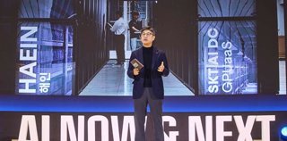 El CEO de SK Telecom, Jung Jaihun, en el discurso inaugural en la Cumbre de IA de SK 2025.