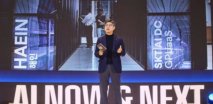 El CEO de SK Telecom, Jung Jaihun, en el discurso inaugural en la Cumbre de IA de SK 2025.