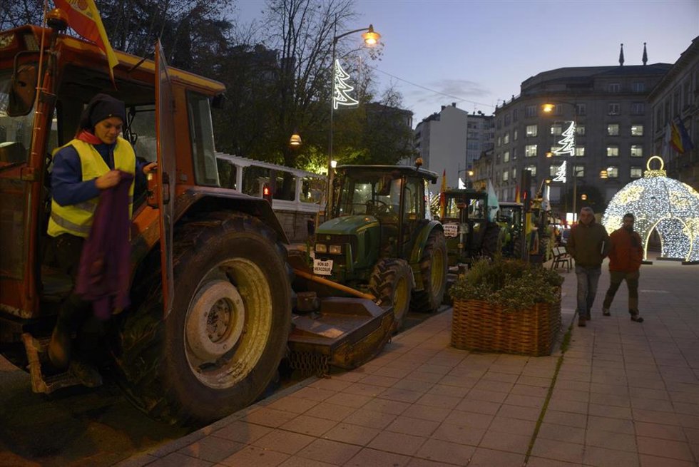 Una tractorada de ganaderos colapsa el centro de Ourense en contra del acuerdo de la UE con Mercosur y en defensa de una Política Agrícola Común (PAC) justa
