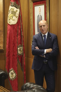 El alcalde de León, José Antonio Diez Díaz, posa durante una entrevista para Europa Press.