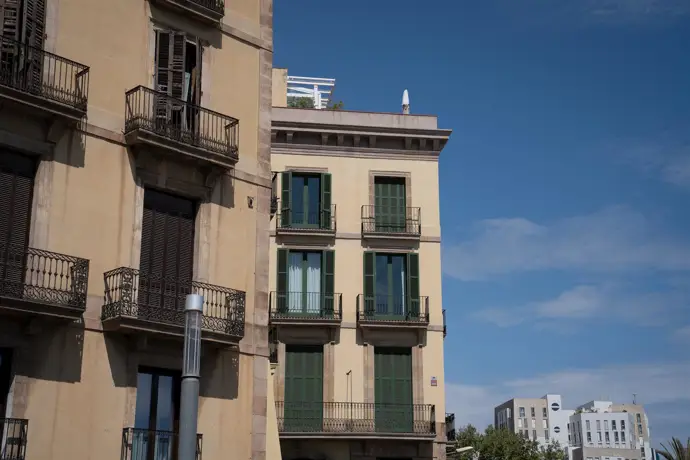 Fachada de un edificio, a 25 de abril de 2023, en Barcelona, Catalunya (España)