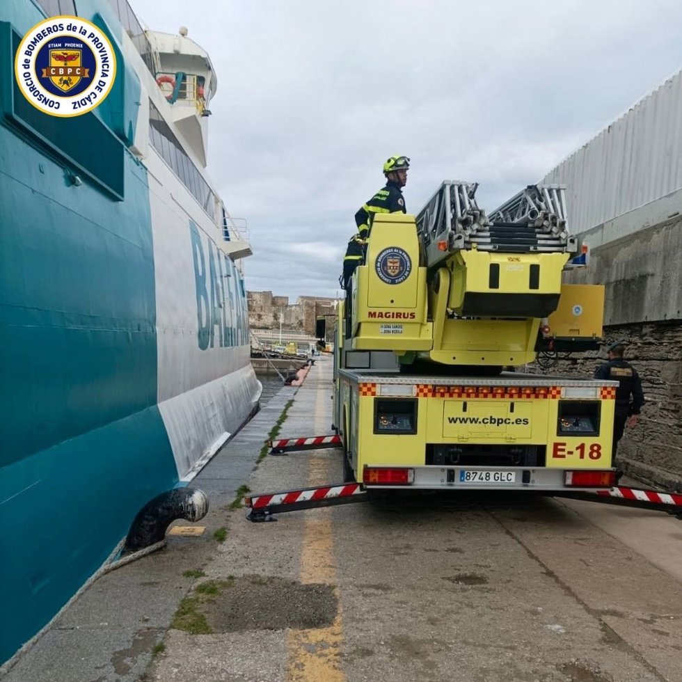 El ferry averiado en el puerto de Tarifa junto a la autoescala de Bomberos.