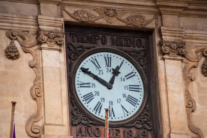 Archivo - Reloj 'En Figuera' en la fachada de Cort.