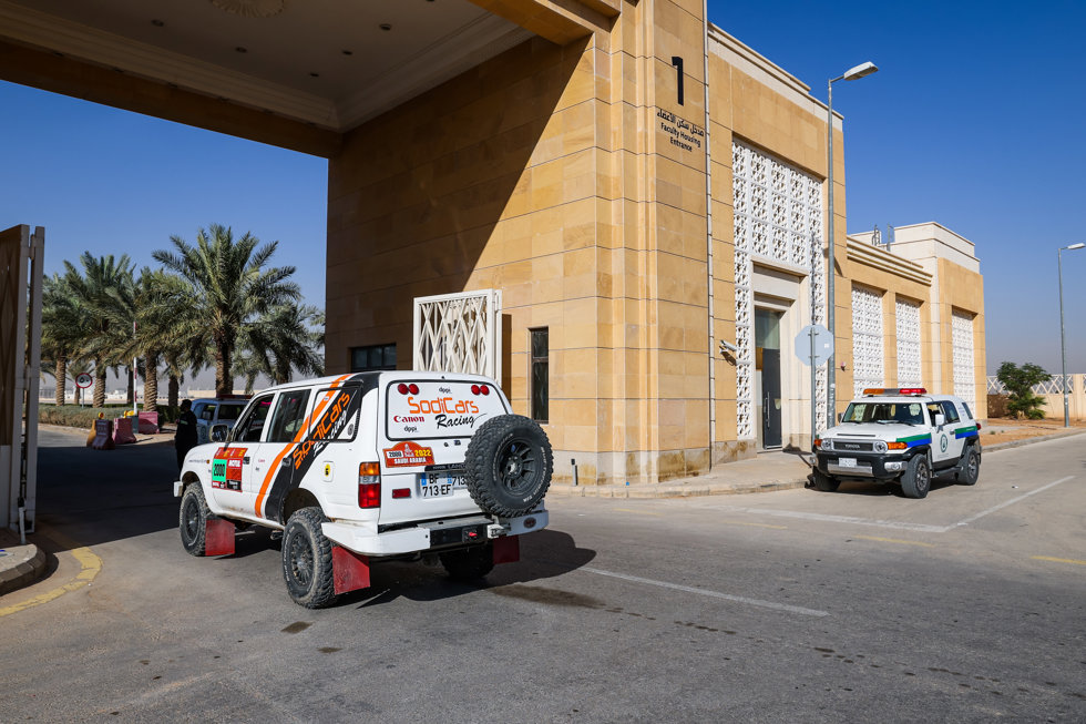 Coches de policía en Riad, Arabia Saudí.