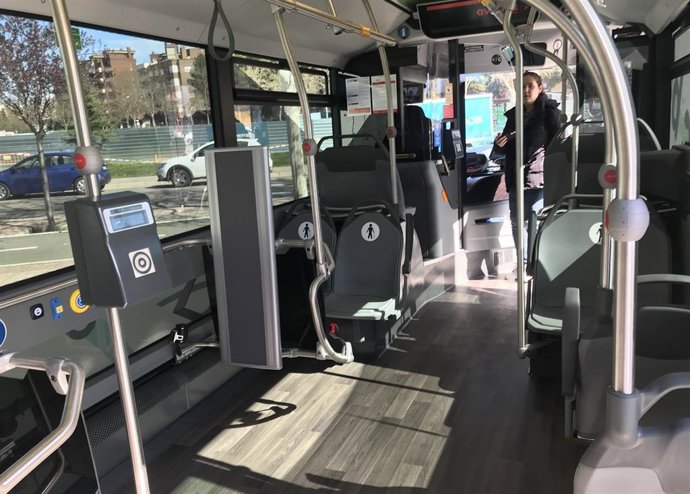 Archivo - Validadora en mitad de un autobús de Zaragoza, modelo Mercedes-Benz eCítaro