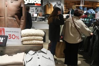 Archivo - Varias personas compran