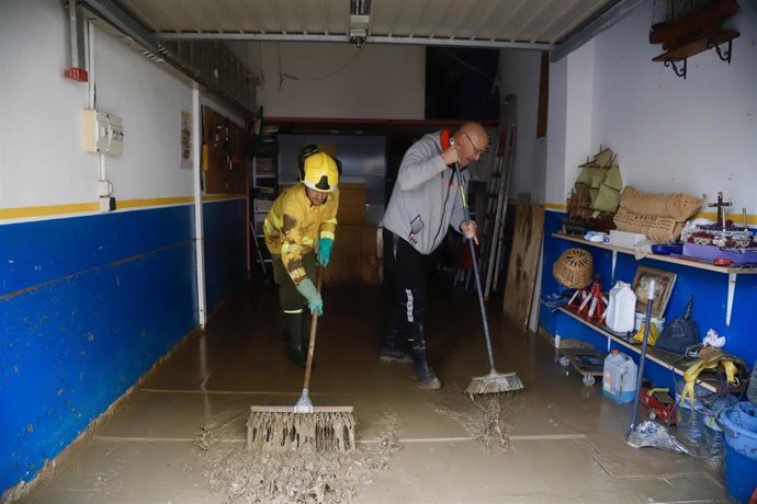 Efectivos de Infoca realizan labores de acondicionamiento de zonas afectadas en la barriada de Los Cardiales en Cártama tras lluvias, a 28 de diciembre de 2025 